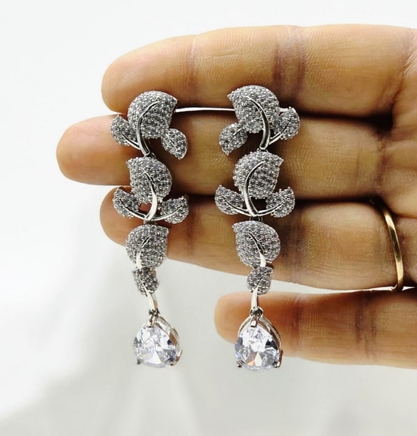 Ivy Éclat Dangle Earrings - Image 2