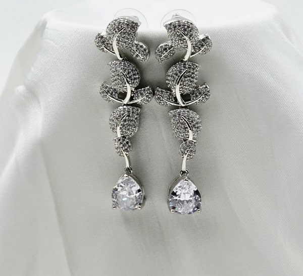 Ivy Éclat Dangle Earrings - Image 3